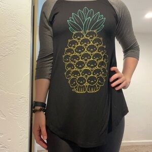 Women’s Medium Black and Gray 3/4 Length Sleeves Pineapple Cat Graphic Top